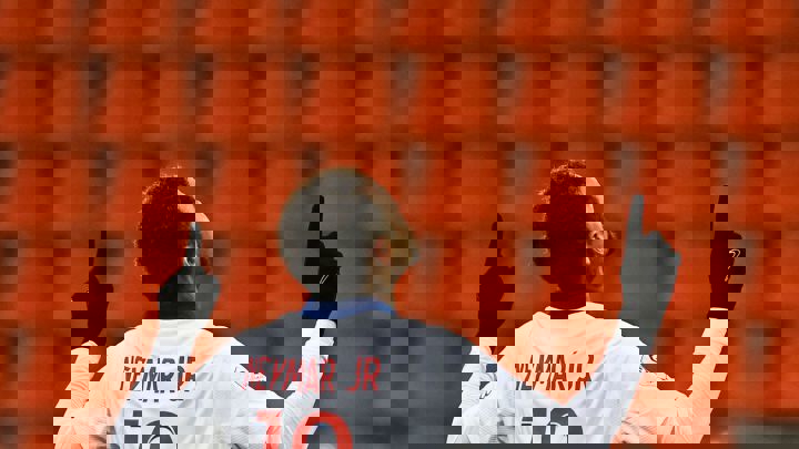 1569961