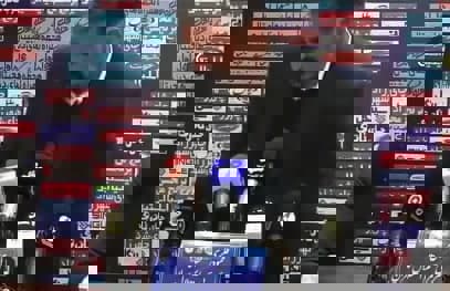 1572196