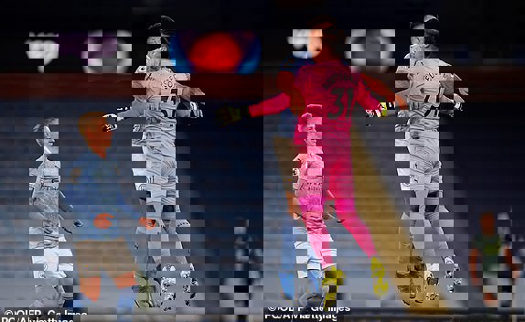 1572252