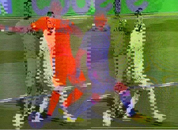 1572616