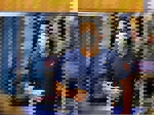 1572618