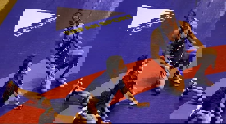1572619