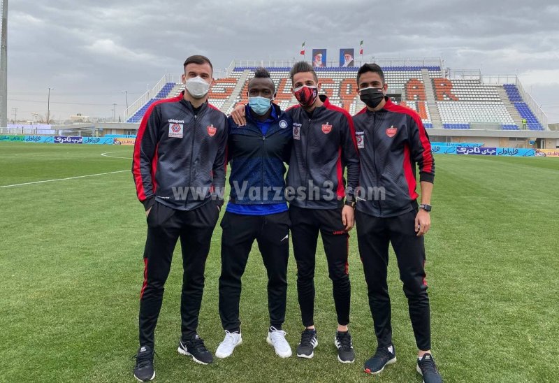 حضور منشا در استادیوم در آغوش پرسپولیسیها (عکس)