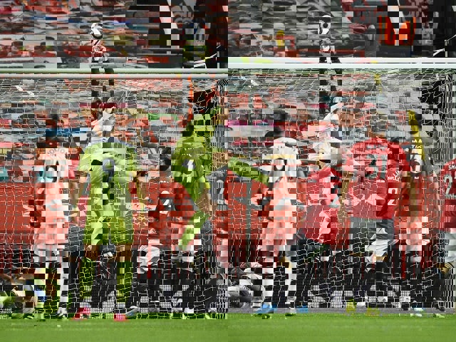 1575275
