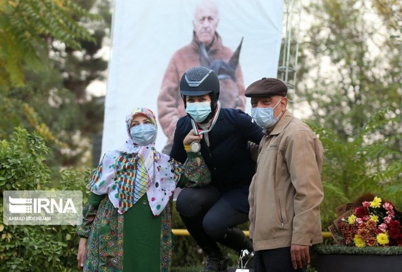 دختر سوارکاری که کمتر از مردان نمی پرد