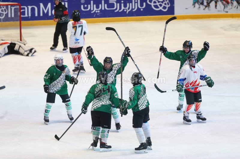 رقابت داغ دختران هاکی باز روی پیست یخ(گزارش تصویری)