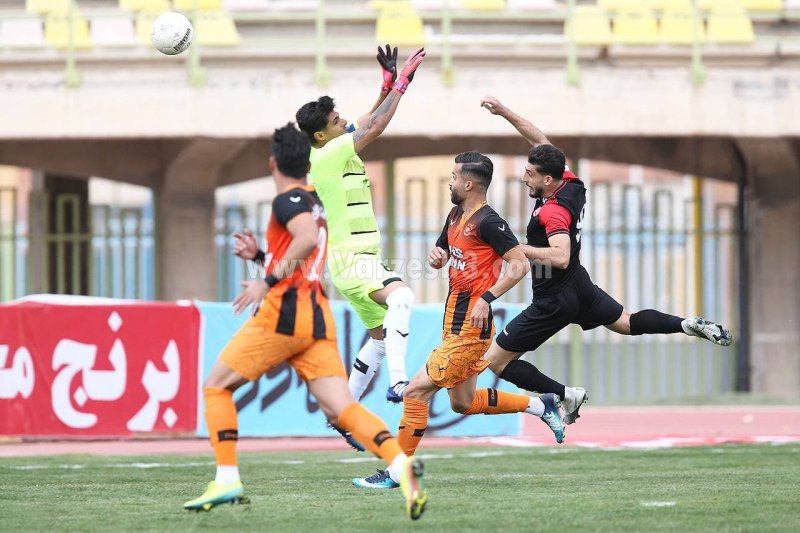 پرچم و تیرک مانع مهدی خانی برای ثبت اولین گل (عکس)