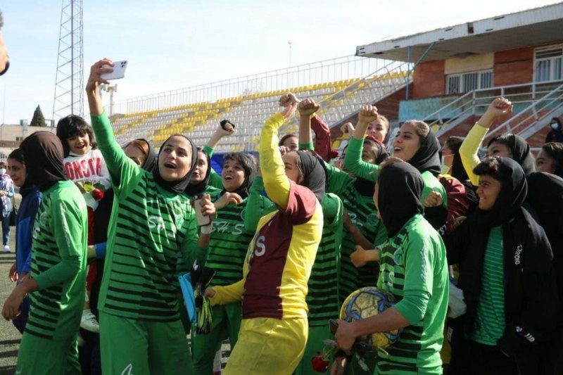 قهرمانان فوتبال زنان ایران پشت فرمان غلتک!