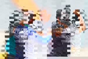 روزهای خوش مربیان جنوبی: همه روی دست (عکس)