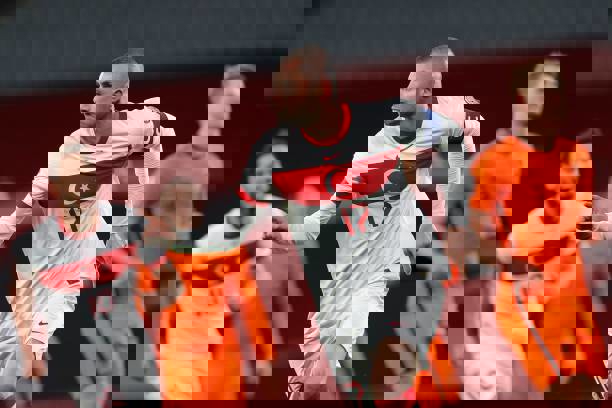 1584628