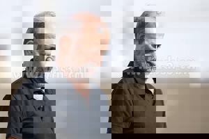 میثاقیان: با عصا هم راه بروم، از شما باهوش ترم!