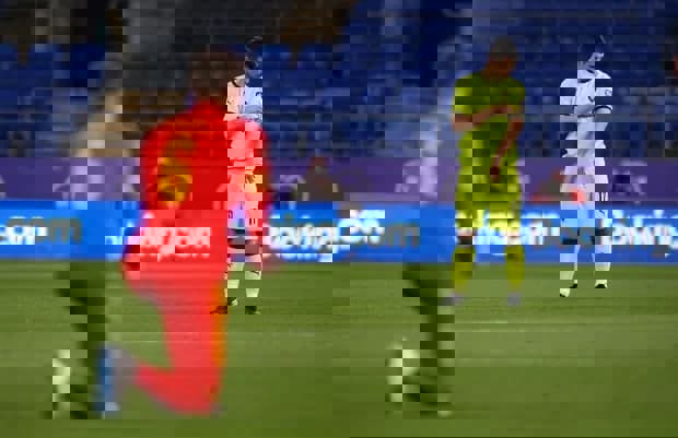 بازیکنان لهستان در ومبلی زانو نزدند! (عکس)