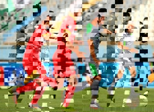 هدیه علی‌منصور به دو هوادار بعد از بازی با فولاد