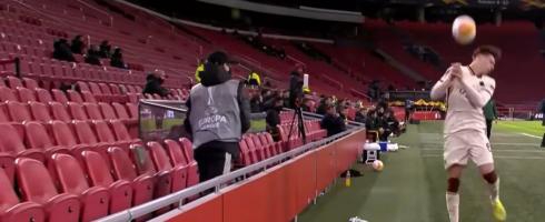 درگیری مدافع رم با توپجمعکن آژاکس (عکس)