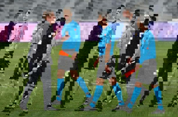 1589702
