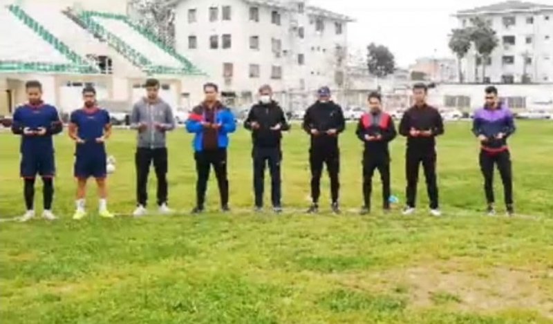 بازیکنان تیم رایکا متوسل به دعا شدند