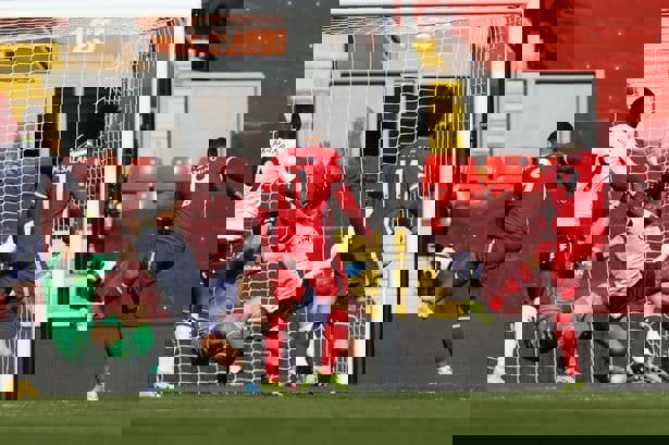 1589885
