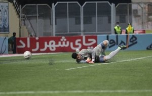 نیازمند در ورزشگاه چمران دست به دعا شد(عکس)