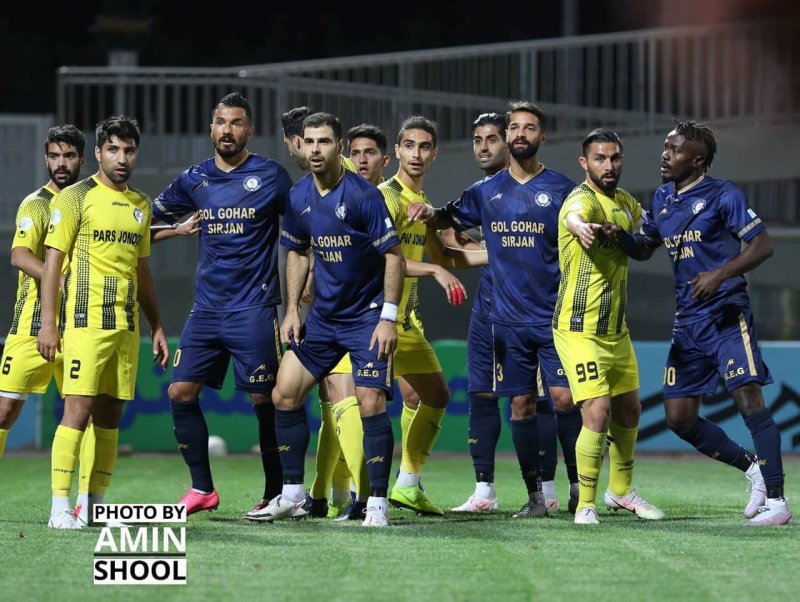 استقبال هواداران از کیت جدید گل گهر(عکس)