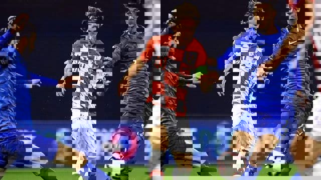 1596872