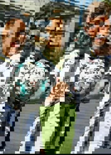 1600383
