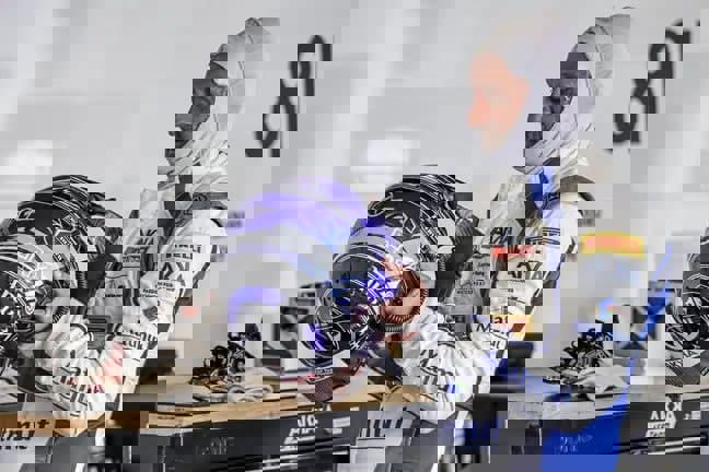 1600899