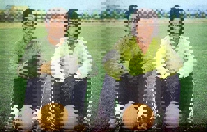 1604443