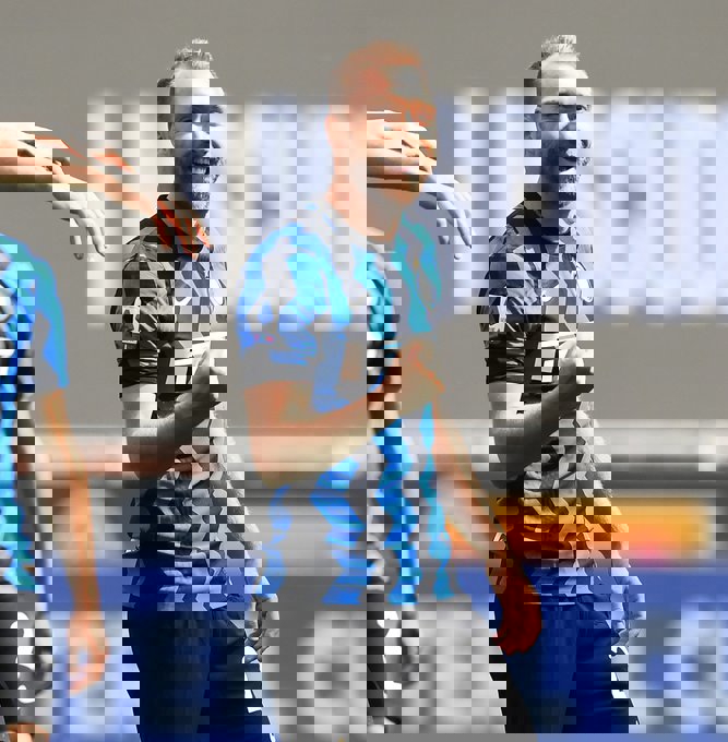 1604605