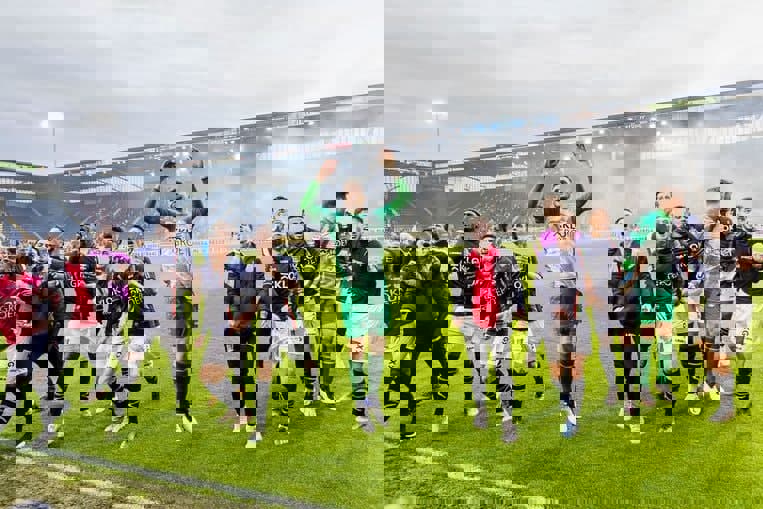 1604885