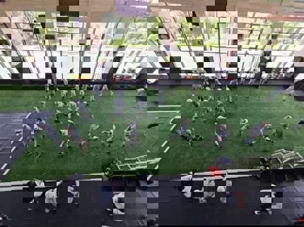 شاگردان ایراندوست، میهمانان امروز ساختمان پک