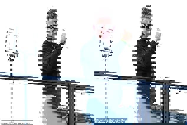 1606835