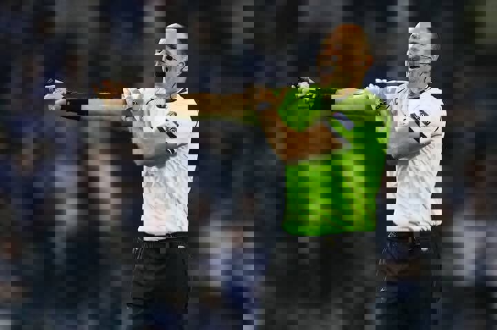 1606851