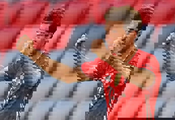 1607698
