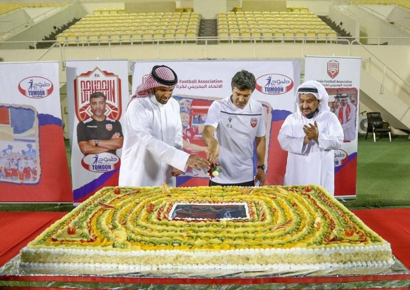 تمدید قرارداد مربی بحرین با کیکی بزرگ (عکس)