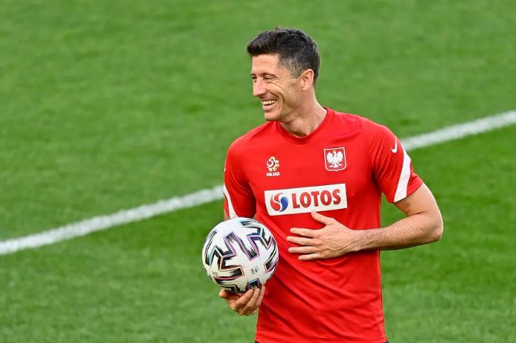 شلیک اعجاب انگیز لواندوفسکی به یک گوشی موبایل (عکس)