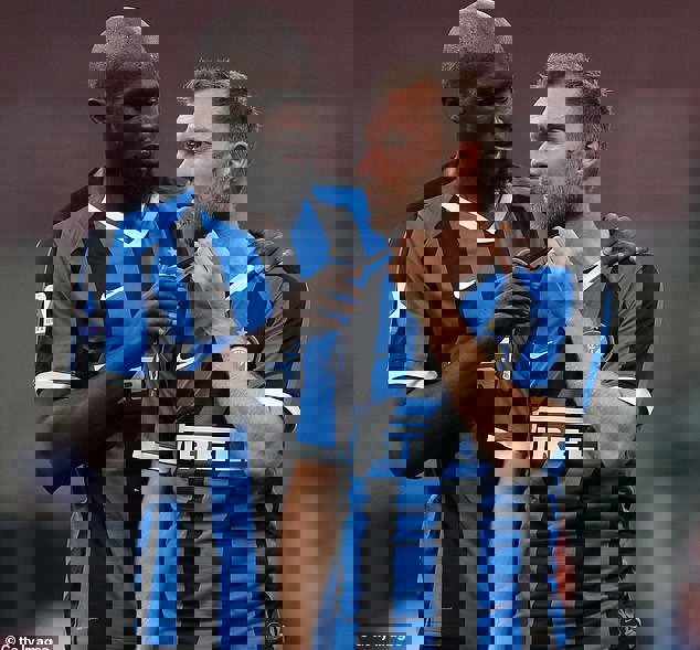 1611553