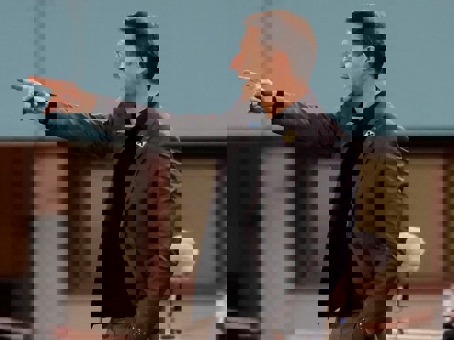 1611886