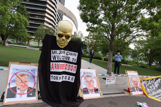 عصبانیت گروه ۳۰ نفره از سفر مقامات IOC به ژاپن