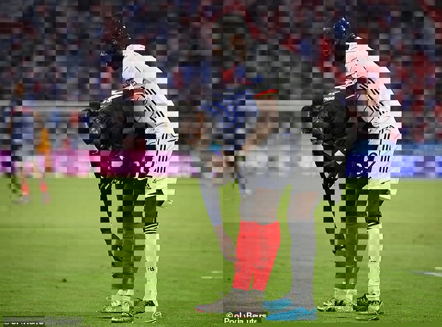 1612818