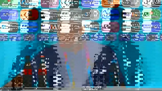 1612898