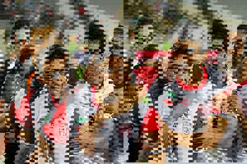 1613676