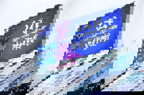 1613808