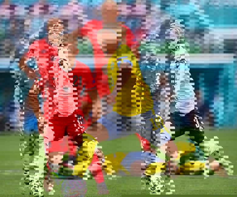 سوئد 3 - 2 لهستان؛ صدرنشینی در حضور لاروخا