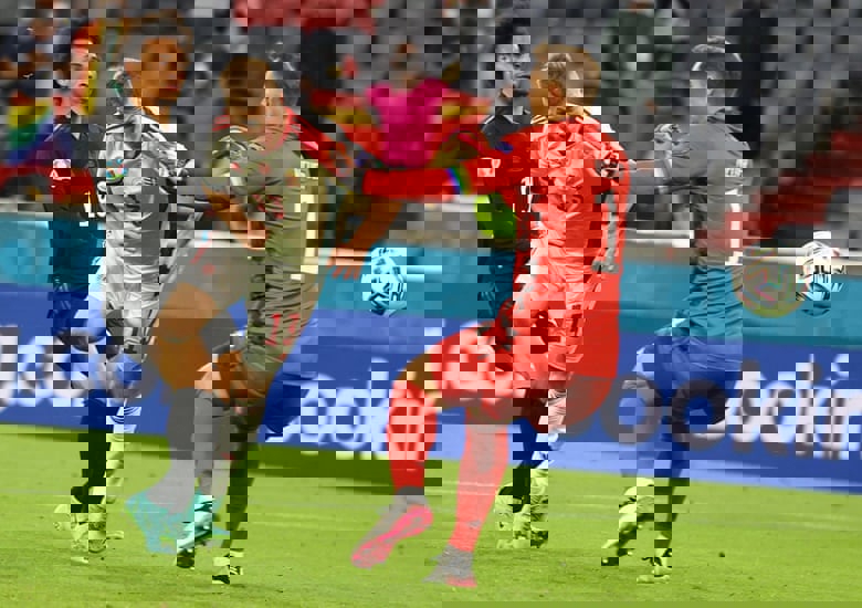 1615572