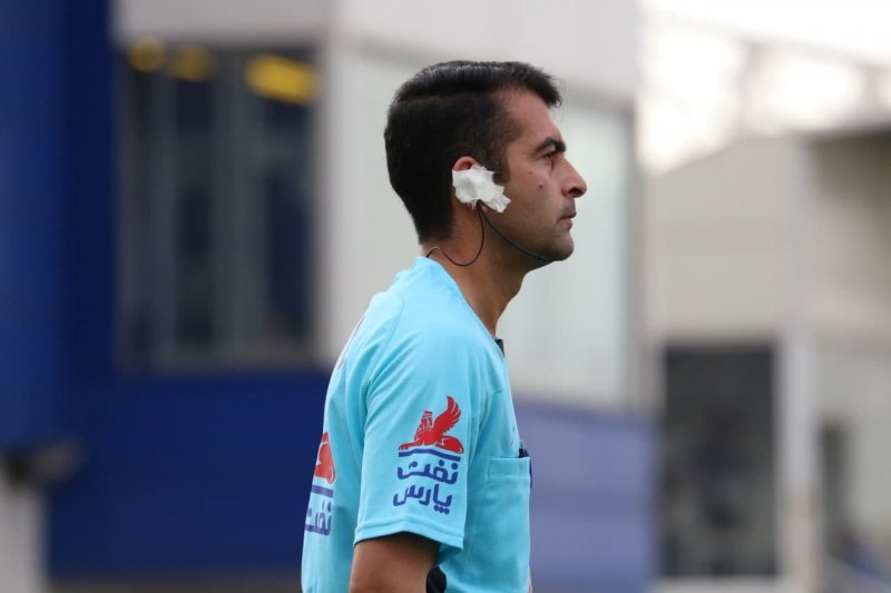 باندپیچی هدست به گوش داور (عکس)