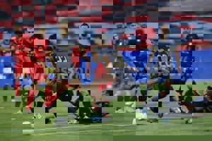 برخورد دو کوه یخ در پایان بازی جنجالی (عکس)