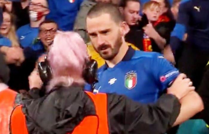 گارد ورزشگاه، بونوچی را با جیمی جامپ اشتباه گرفت!