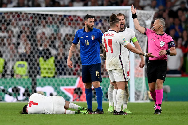 برای سر داور فینال یورو جایزه گذاشتند (عکس)