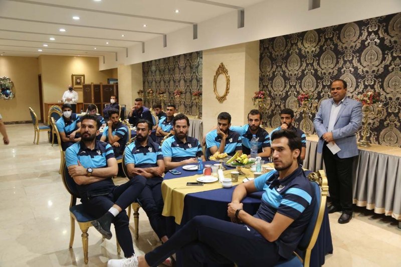 نشست صمیمانه پیکانی‌ها با مدیرعامل ایرانخودرو(عکس)