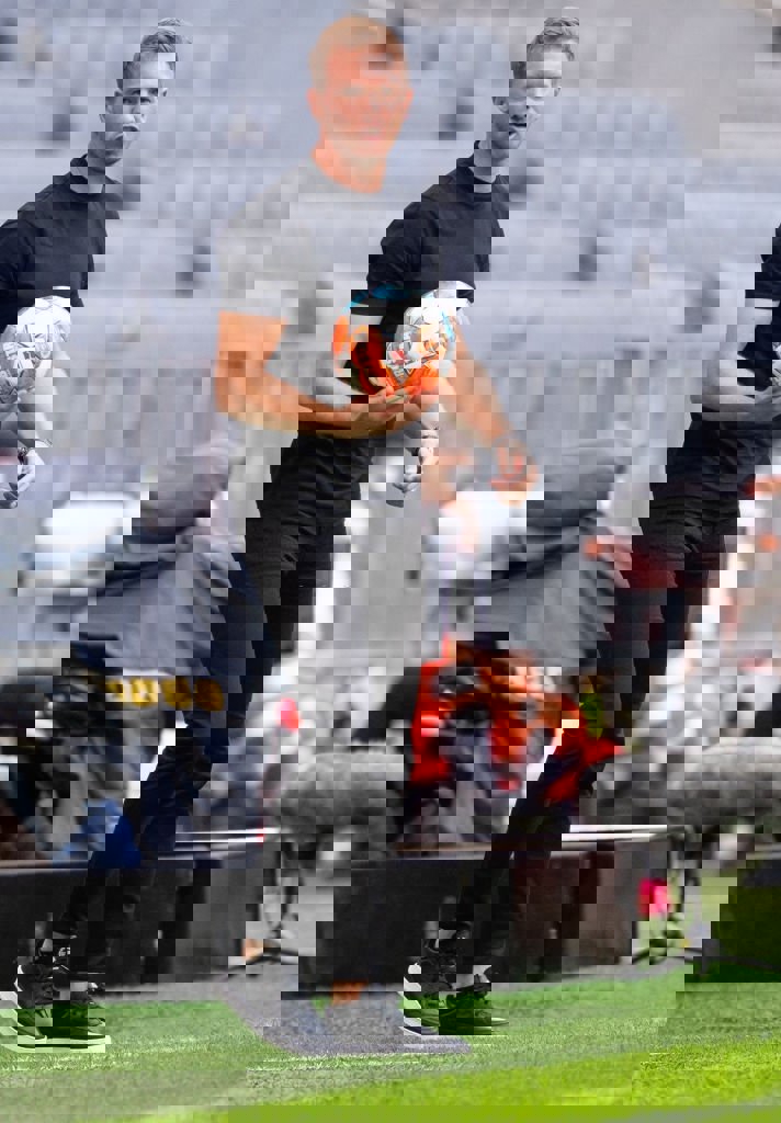 1628382